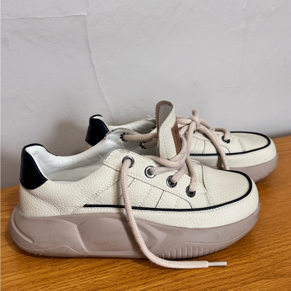 Stylish Sneakers in Cream and Black
